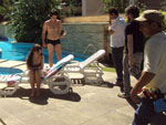 Elenco na piscina durante gravao da srie 