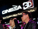 Visitantes assistem  televiso 3D da LG na Consumer Eletronics Show (CES) em Las Vegas. A CES  uma das maiores feiras de tecnologia do ano e se estende at o dia 9 de janeiro.