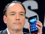 O presidente da diviso de consumo da Samsung, Tim Baxter, mostra o smartphone Infuse 4G Android em uma coletiva de imprensa na CES