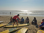 Surfistas acordaram cedo para aproveitar as primeiras ondas do dia