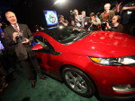 A edio de 2011 do Salo de Detroit (North American International Auto Show) mostra a recuperao das fabricantes americanas. Na foto, o executivo Tom Stephens recebe em nome da GM o prmio de Carro do Ano para o Chevrolet Volt, durante a prvia para imprensa do salo