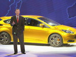 O presidente e CEO da Ford, Alan Mulally, mostrou o Ford Focus 2011, que tem uma verso eltrica