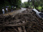 Chuva provoca deslizamentos de terra, enxurradas e deixa mais de 300 mortos e milhares de desabrigados nas cidades de Petrpolis, Terespolis e Nova Friburgo, regio serrana do Rio de Janeiro.