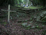 H 17 cruzes ao longo do caminho at o alto do cerro. Nelas, os fiis costumam acender velas e fazer pedidos e agradecimentos