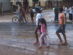 temporal de hoje a tarde transbordou um valo no bairro piratini 