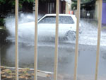 Chuva forte alaga ruas em Canoas nesta tarde