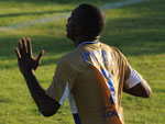 Cris, do Imbituba, vibra com gol marcado de cabea