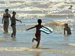 Com calor de 26C, muita gente aproveita para se refrescar na gua em Capo da Canoa