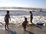 Fam�lia aproveita o ver�o reunida na praia