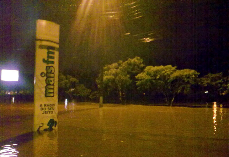 Avenida Albano Schulz, no Centro. O rio Cachoeira transbordou, e as pistas desapareceram :imagem 16