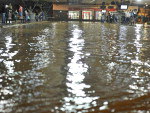 Chuva, da noite do dia 19, causa alagamentos no Centro de Joinville. Na foto, passageiros esperam pelo nibus no terminal urbano, s 05h03 da manh.