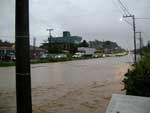 Avenida Paulo Schoereder, no eixo de acesso sul, alagada nesta sexta-feira, em Joinville