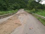 Serra de Pomerode, na Rodovia SC-416, que liga Jaragu at Pomerode. O deslizamento aconteceu no km 29 e interrompeu as trs pistas