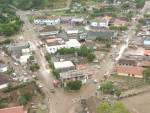A chuva do fim de semana deixou 15.812 desalojados e cinco mortos no Estado. H 21 municpios em situao de emergncia e Mirim Doce decretou estado de calamidade pblica. Alm de Mirim Doce, no Alto Vale do Itaja, Lus Alves, Massaranduba e Ilhota esto entre as cidades mais afetadas da regio - Mirim Doce