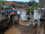 A chuva do fim de semana deixou 15.812 desalojados e cinco mortos no Estado. H 21 municpios em situao de emergncia e Mirim Doce decretou estado de calamidade pblica. Alm de Mirim Doce, no Alto Vale do Itaja, Lus Alves, Massaranduba e Ilhota esto entre as cidades mais afetadas da regio - Mirim Doce
