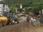 A chuva do fim de semana deixou 15.812 desalojados e cinco mortos no Estado. H 21 municpios em situao de emergncia e Mirim Doce decretou estado de calamidade pblica. Alm de Mirim Doce, no Alto Vale do Itaja, Lus Alves, Massaranduba e Ilhota esto entre as cidades mais afetadas da regio - Mirim Doce