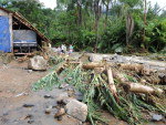 A chuva do fim de semana deixou 15.812 desalojados e cinco mortos no Estado. H 21 municpios em situao de emergncia e Mirim Doce decretou estado de calamidade pblica. Alm de Mirim Doce, no Alto Vale do Itaja, Lus Alves, Massaranduba e Ilhota esto entre as cidades mais afetadas da regio - Massaranduba