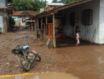 A chuva do fim de semana deixou 15.812 desalojados e cinco mortos no Estado. H 21 municpios em situao de emergncia e Mirim Doce decretou estado de calamidade pblica. Alm de Mirim Doce, no Alto Vale do Itaja, Lus Alves, Massaranduba e Ilhota esto entre as cidades mais afetadas da regio - Mirim Doce