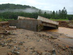 A chuva do fim de semana deixou 15.812 desalojados e cinco mortos no Estado. H 21 municpios em situao de emergncia e Mirim Doce decretou estado de calamidade pblica. Alm de Mirim Doce, no Alto Vale do Itaja, Lus Alves, Massaranduba e Ilhota esto entre as cidades mais afetadas da regio - Ilhota