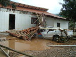 A chuva do fim de semana deixou 15.812 desalojados e cinco mortos no Estado. H 21 municpios em situao de emergncia e Mirim Doce decretou estado de calamidade pblica. Alm de Mirim Doce, no Alto Vale do Itaja, Lus Alves, Massaranduba e Ilhota esto entre as cidades mais afetadas da regio.