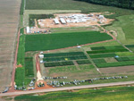 Foto area mostrando o Dia de Campo e ao fundo o Centro de Pesquisas em construo da Embrapa, em Sinop