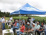 Engenheiro agrnomo Maurcio Meyer apresentando informaes sobre a &quot;Soja Louca II&quot; no Dia de Campo
