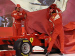 Fernando Alonso e Felipe Massa tiram a cobertura e apresentam o novo carro da Ferrari em Maranello