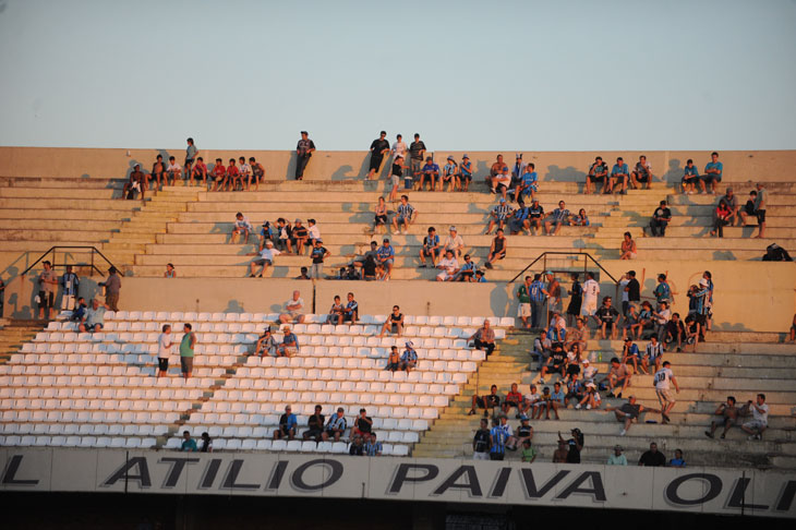 Público não compareceu em peso e o estádio ficou parcialmente vazio em Rivera:imagem 5