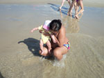 Gabriela Almeida: Manuela Almeida Severo, 5 meses de idade, na beira da praia em Tramanda�/RS