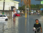 Av. Presidente Getlio Vargas, em Alvorada, ficou alagada com a forte chuva do sbado, 05 de fevereiro