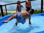 Isabela e Brbara Mller Rocha se divertem com amigos na piscina da casa dos avs, na praia de Atlntida