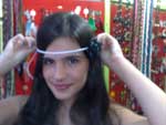 Julia Farina Dalpiazo experimentou o cord�o com flor, uma das tend�ncias do ver�o