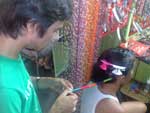 Julia Farina Dalpiazo experimentou o cord�o com flor, uma das tend�ncias do ver�o