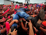 O vocalista Jonathan Corra se jogou na plateia