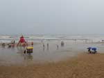 Em Capo da Canoa, apesar da chuva, alguns veranistas aproveitam a praia
