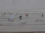 Guarda-sol vira guarda-chuva na beira da praia em Capo da Canoa