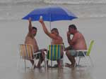 Veranistas no deixaram a orla de praia, apesar da chuva