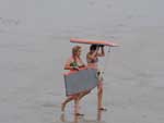 As meninas no dispensaram a prancha de body board para aproveitar o mar
