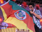 Luan Santana cantou &quot;Querncia Amada&quot; e levantou a bandeira do RS