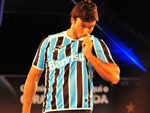 O modelo Daniel Bueno carregou a bandeira tricolor e beijou o smbolo na camisa tradicional