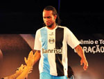Carlos Alberto com a nova camiseta branca, com faixas largas preta e azul