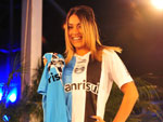 A panicat Dani Bolina jogou a camiseta celeste para os torcedores
