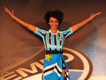 A atriz Sheron Menezes desfilou com a camisa tricolor e a bandeira