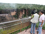 Chakal e o cinegrafista Demtrio Getlio gravando imagens da cachoeira Vu de Noiva e dos canions da Chapada dos Guimares (MT)