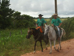 O sexto dia da Expedio da Soja comeou com o deslocamento at a rodovia Transpantaneira, no Pantanal. Ao longo do trajeto muitos tropeiros
