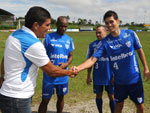 O novo chefe recebe os cumprimentos dos jogadores