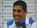 Silas sorri durante a coletiva