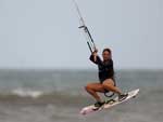 Muitos dos adeptos so surfistas, j que o kitesurfe preenche uma lacuna. Nos dias em que o vento est forte, as ondas no so boas para as manobras nas pranchas. A, entra a pipa para proporcionar ao praticante o privilgio de escolher a melhor onda