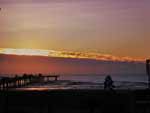 Plataforma e p�r-do-sol na praia de Tramanda�