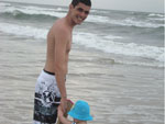 O pai Carlos Eduardo com seu filho Bernardo na praia de Torres
